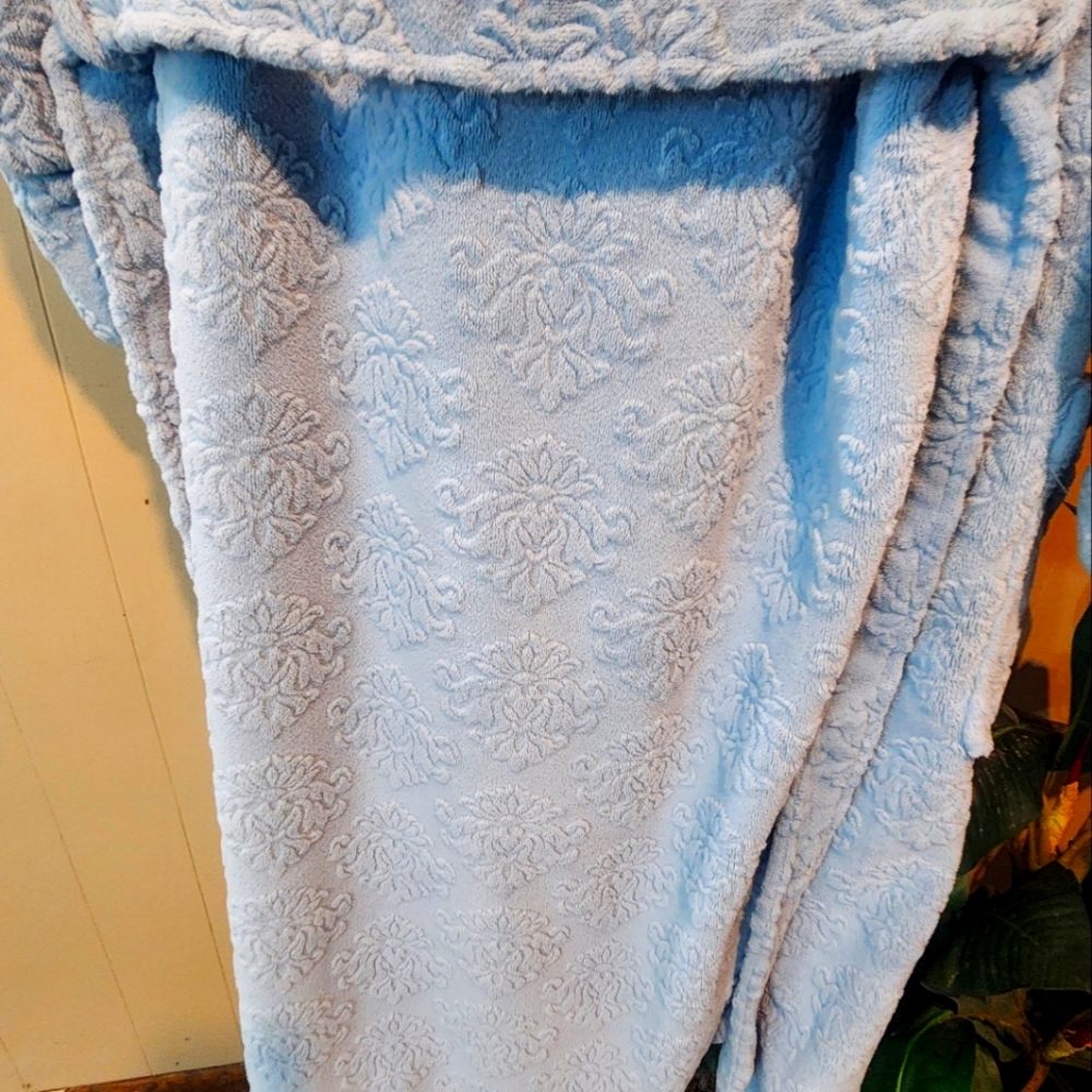 CASA ZETA-JONES Soft Plush Robe - Picture 10 of 12